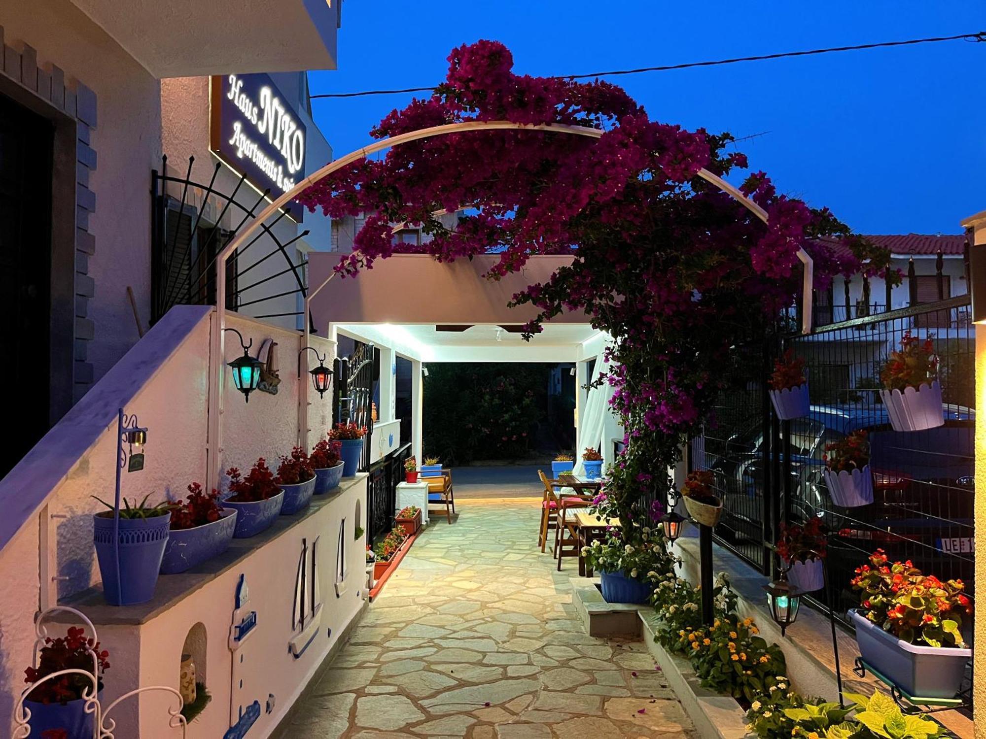 Haus Niko Apartments And Suites نيا بوتيدايا المظهر الخارجي الصورة
